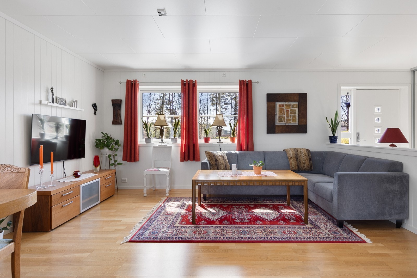 Innbydende og lys stue med store vinduer som slipper inn rikelig med lys. Galleribilde