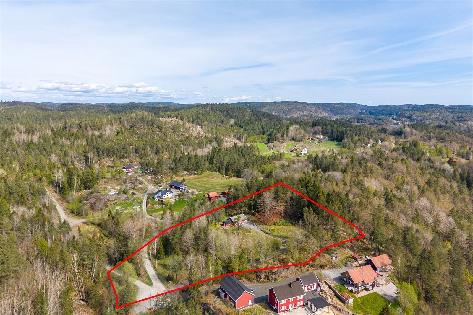 Eiendommen strekker seg over 14 mål! Her bor du idyllisk med meget god plass! Galleribilde