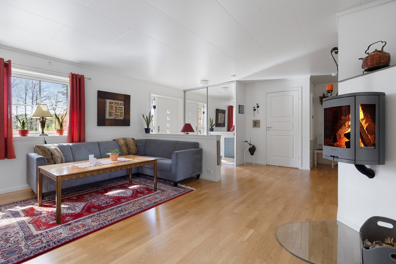 Boligen har en flott peis smart plassert for optimal funksjon når kulden treffer. Galleribilde