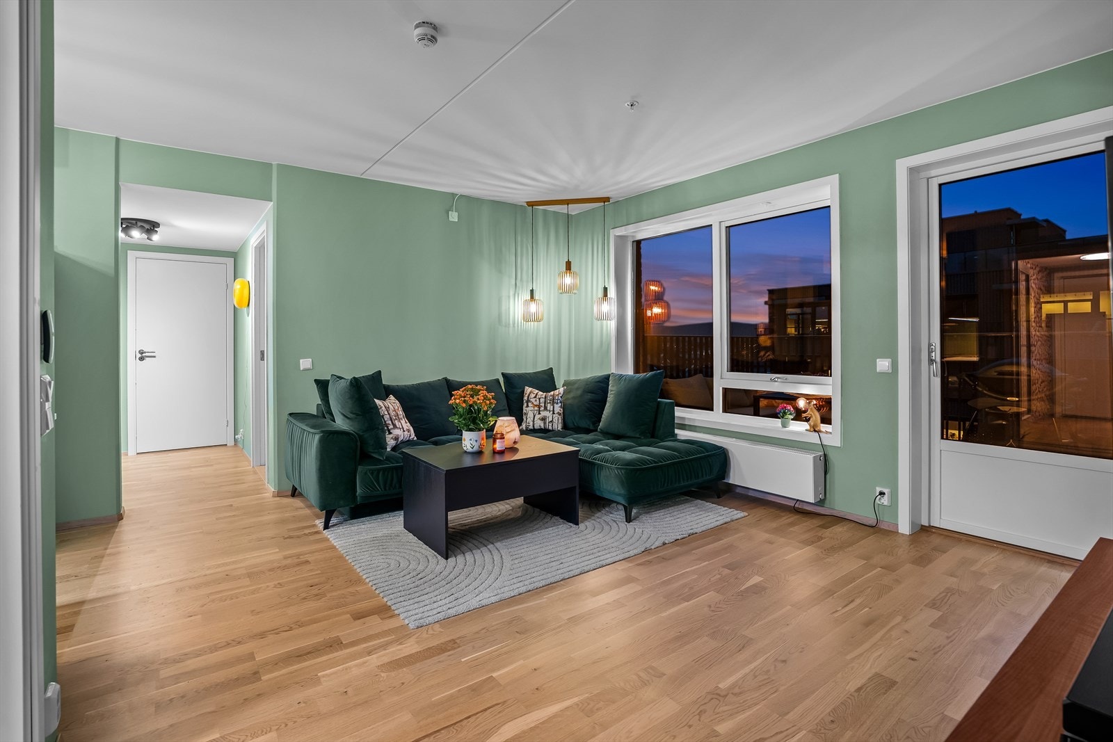 Stuen er et lekkert og luftig oppholdsrom med store vindusflater som slipper inn rikelig med naturlig lys og skaper en flott atmosfære gjennom hele dagen. Galleribilde