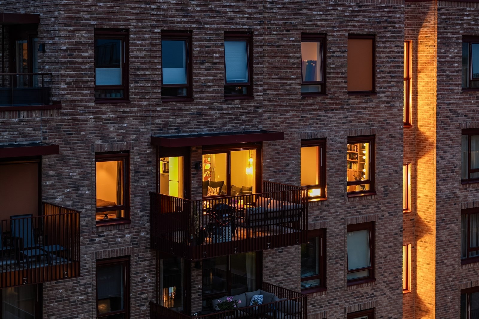 Balkongen fungerer som en naturlig forlengelse av stuen og gir leiligheten en ekstra dimensjon. Galleribilde
