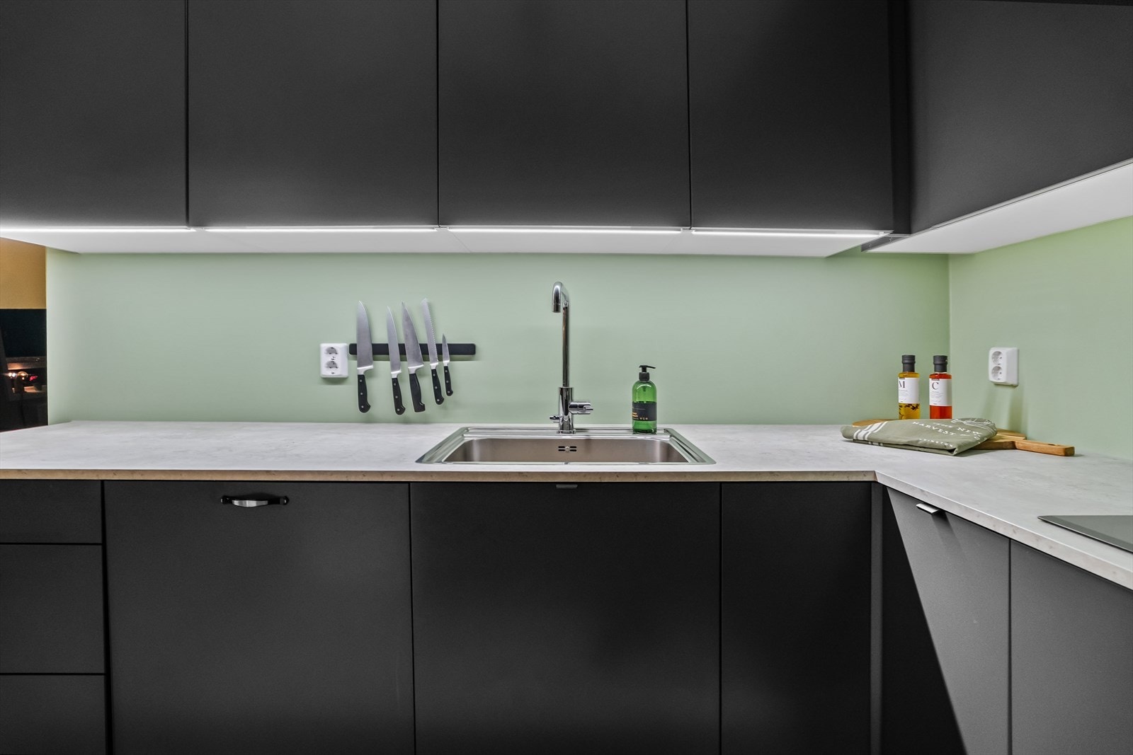Her finner du integrert oppvaskmaskin, stekeovn og induksjonstopp. Et stilrent og tidløst kjøkken som passer perfekt inn i leilighetens moderne uttrykk. Galleribilde