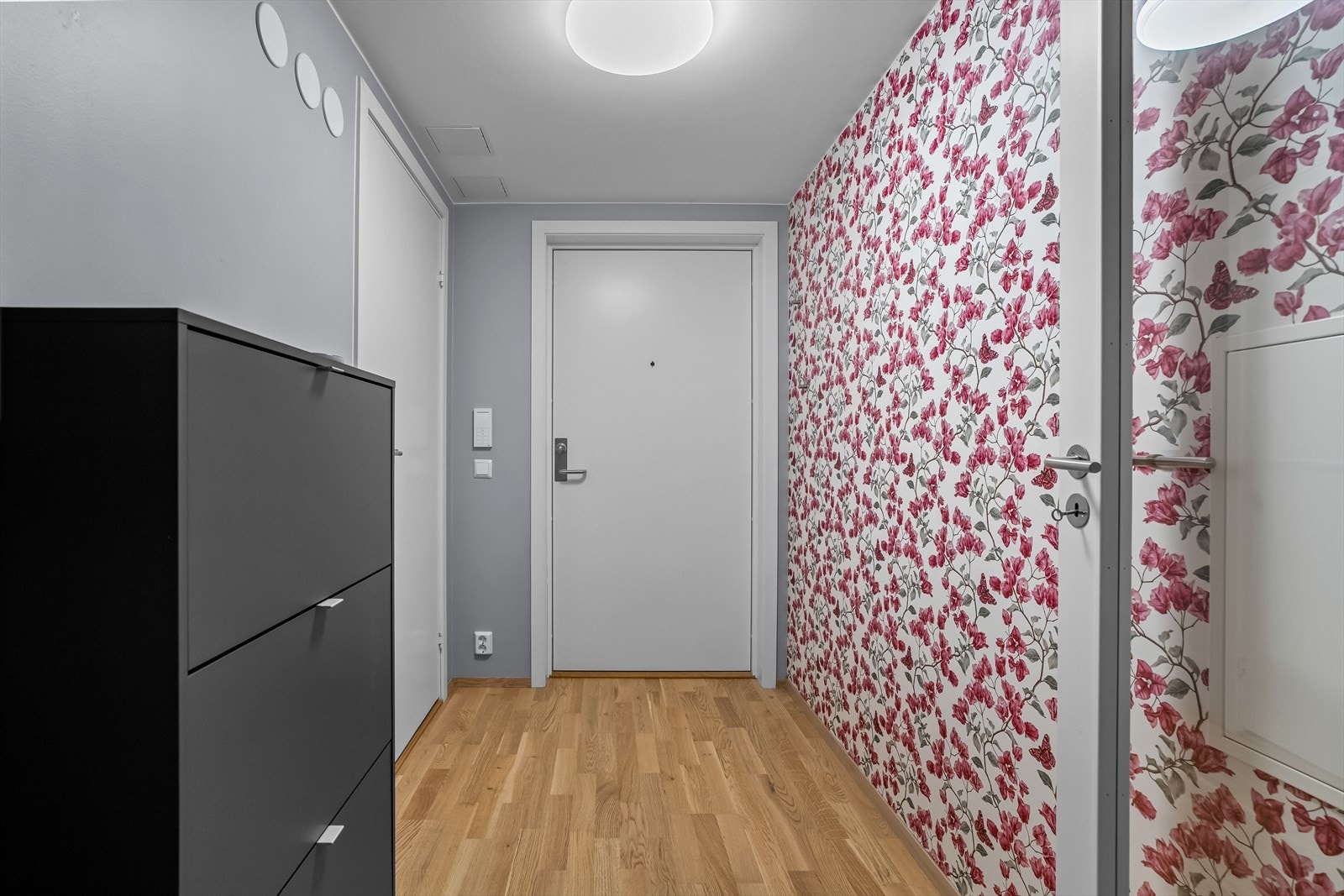 Velkommen inn i en lys og innbydende entré som gir et godt førsteinntrykk. Galleribilde
