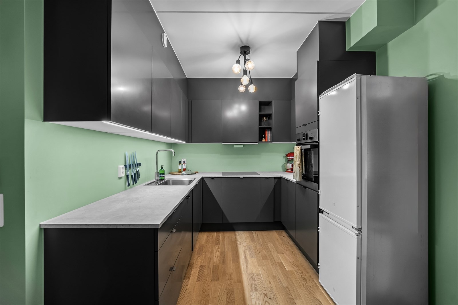 Innredningen består av moderne, malte fronter, laminert benkeplate, oppvaskkum, ventilator og belysning under overskap som gir en god arbeidsflate. Galleribilde