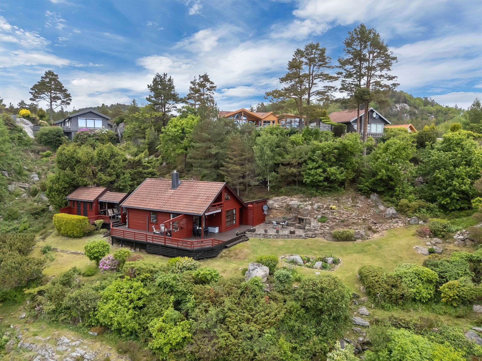 Hytten har en pent opparbeidet tomt med grøntområde, mange flotte uteplasser og anneks med grillbu. Galleribilde