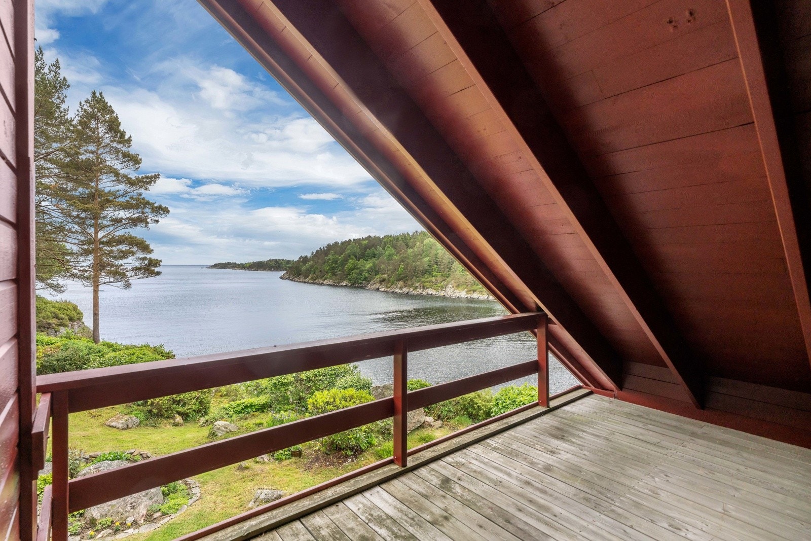 Det er også utgang til balkong med flott utsikt. Galleribilde