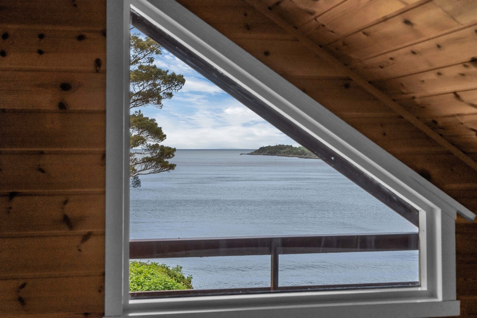 Det er skrå vinduer i gavl i det ene loftsrommet som er en ideell løsning for å utnytte lyset og åpne opp for utsikt. Galleribilde