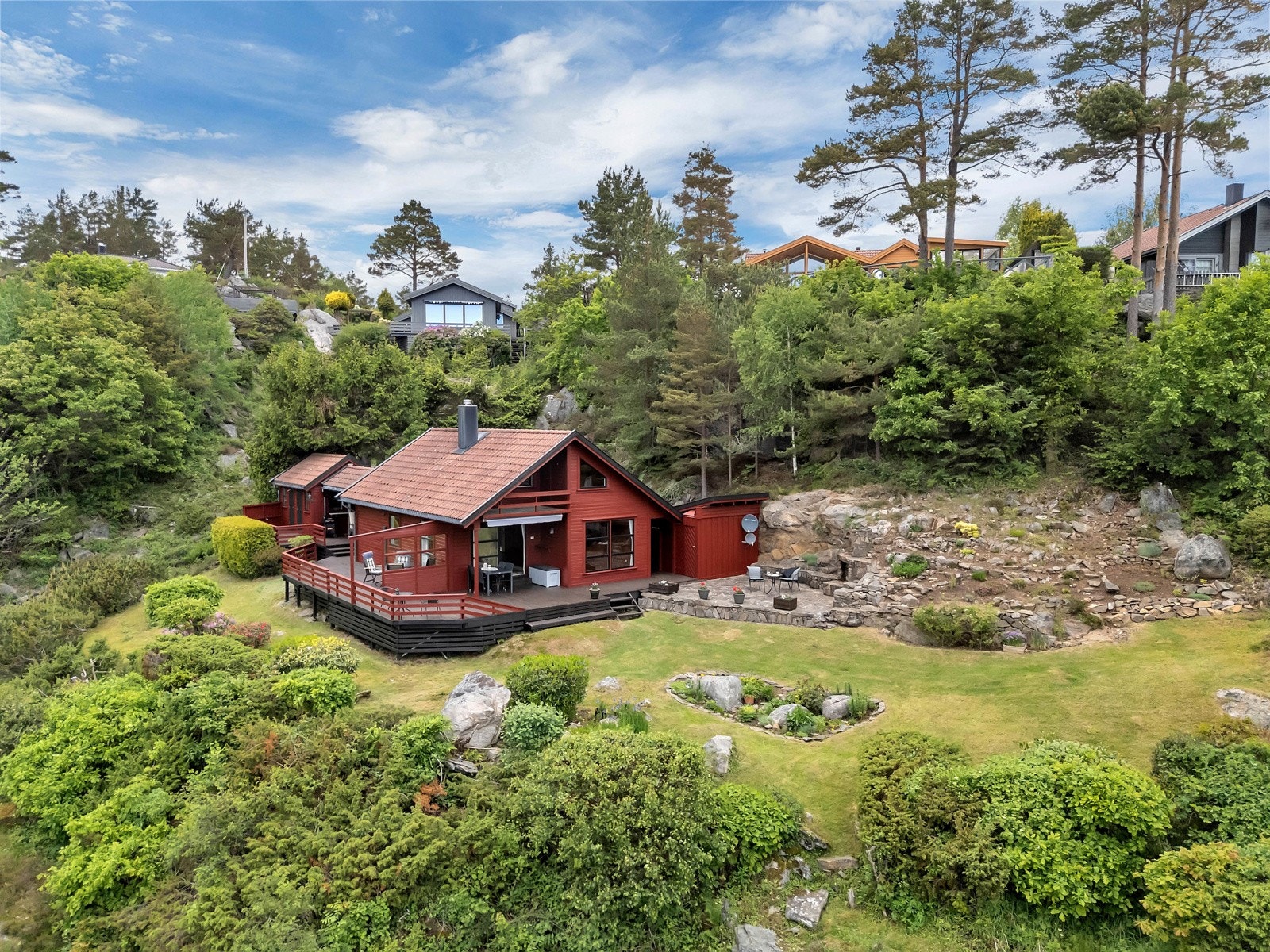 Hytten har flere flotte uteplasser, anneks, sjøbu og båtplass. Galleribilde