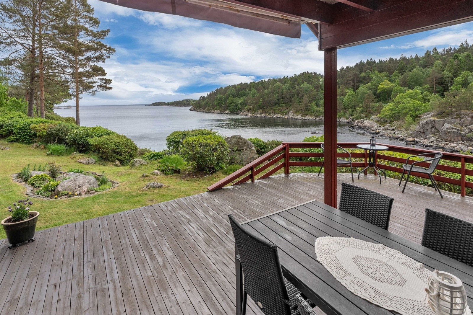 Terrassen går rundt store deler av hytten og har en idyllisk utsikt mot Skofteviga og kystlandskapet. Galleribilde
