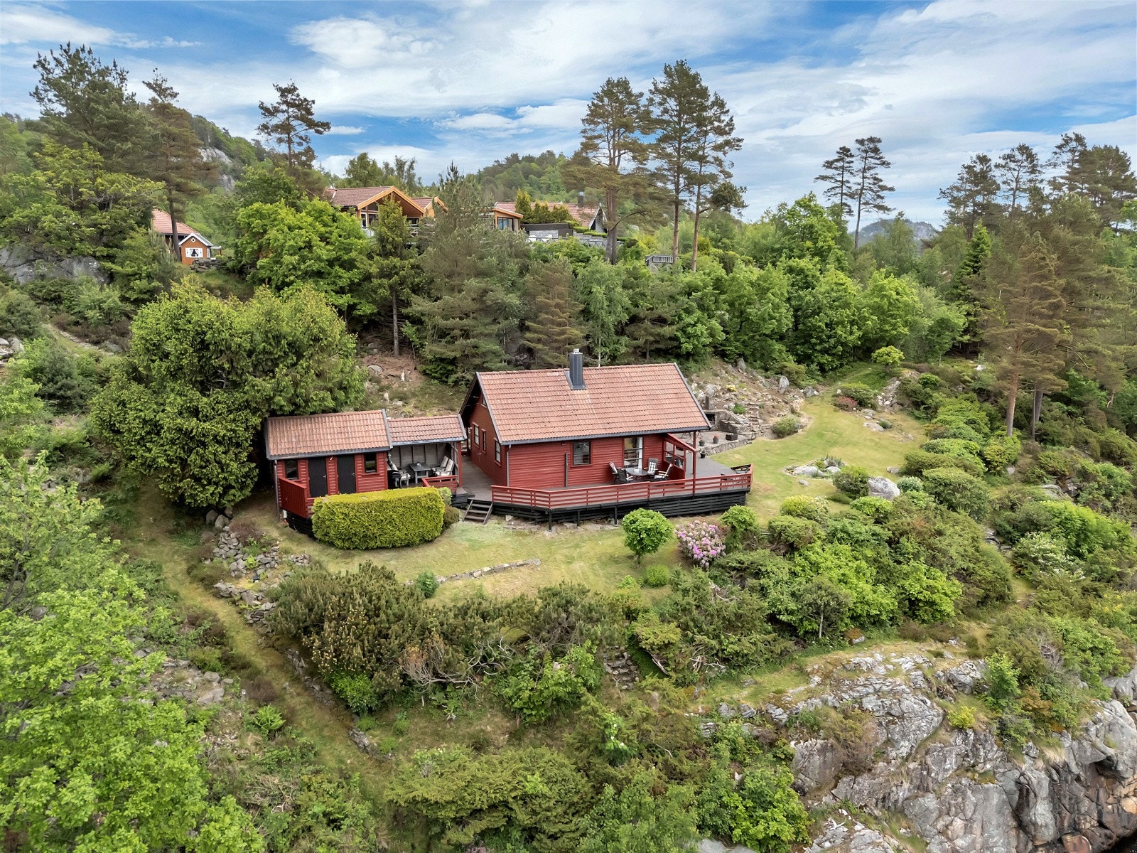 Hytten ligger solrikt og skjermet for innsyn i et etablert hytteområde med flere flotte fellesarealer og kort avstand til skjærgård og sjø Galleribilde