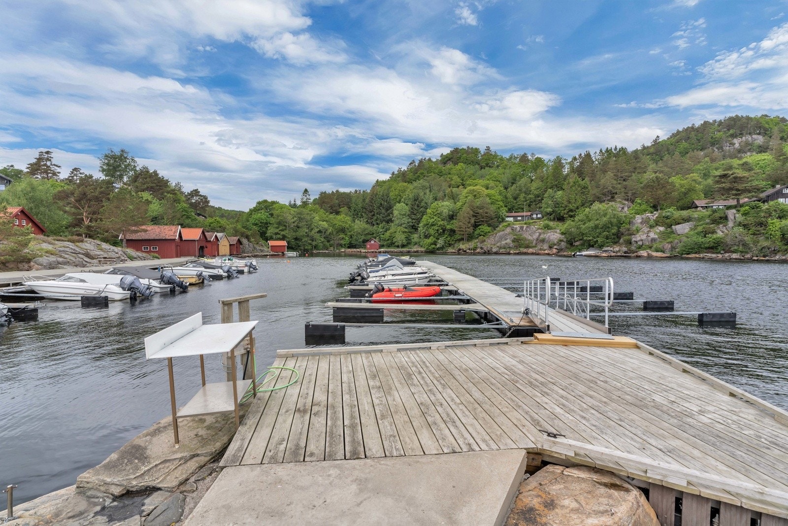 Med båt er det enkel tilgang til mange flotte tur-, bade- og friluftsområder som bl.a Snigsanden, Njervesanden og den idylliske gamle uthavnen Svinør. Galleribilde
