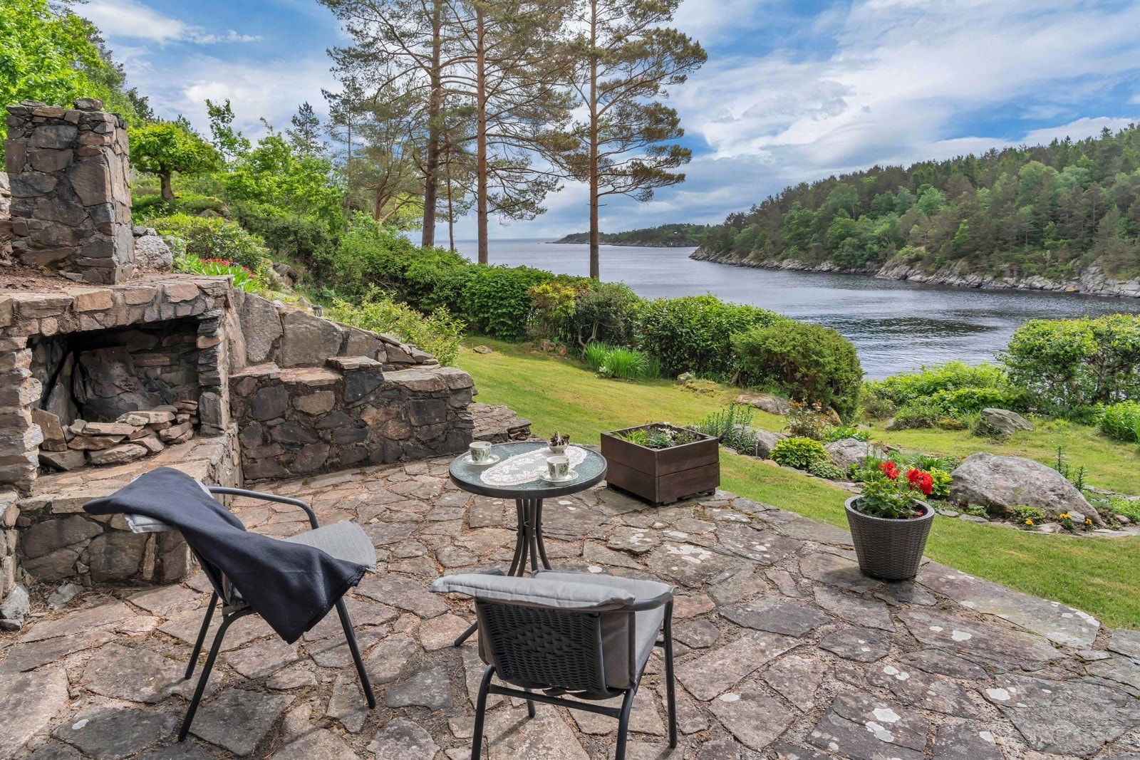 Eiendommen har flere flotte uteplasser hvor man kan nyte den fantastiske utsikten og sola bl.a på den murte plattingen i naturstein med peis. Galleribilde