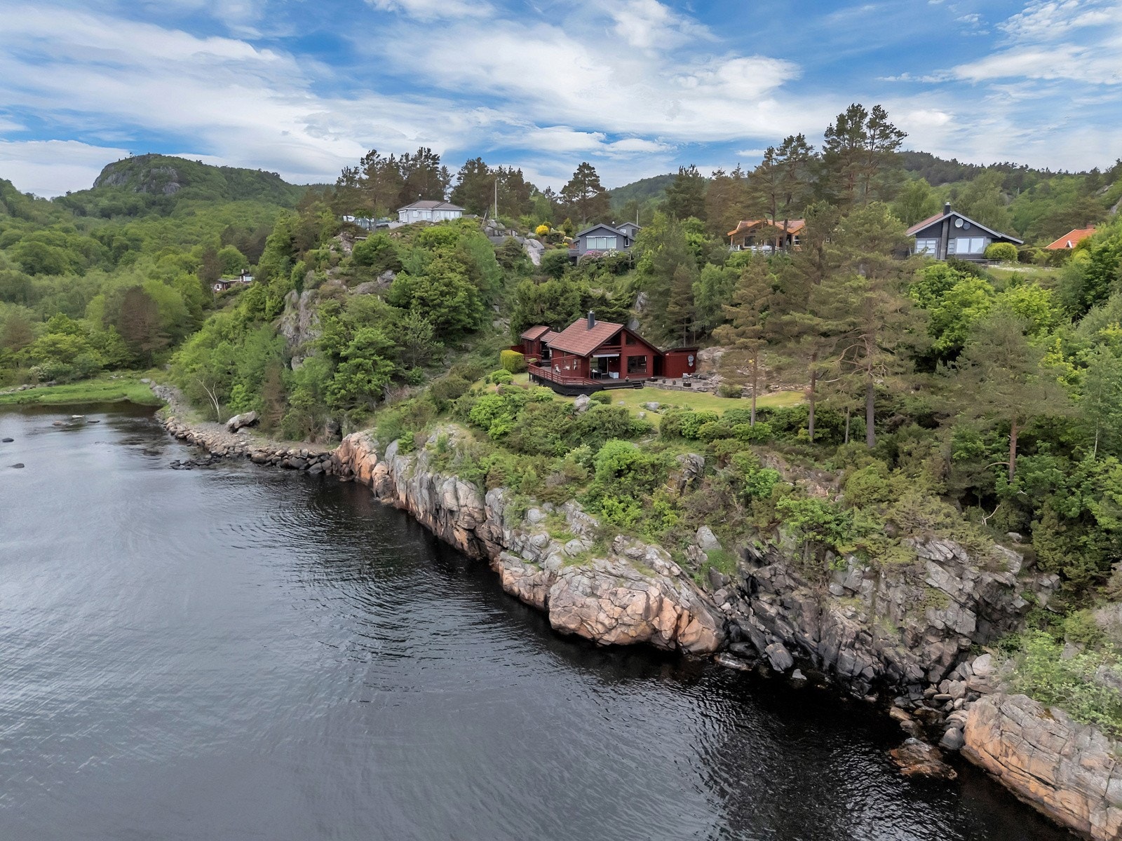 Hytten ligger usjenert og for seg selv i terrenget med sjøen og naturen som nærmeste nabo. Galleribilde