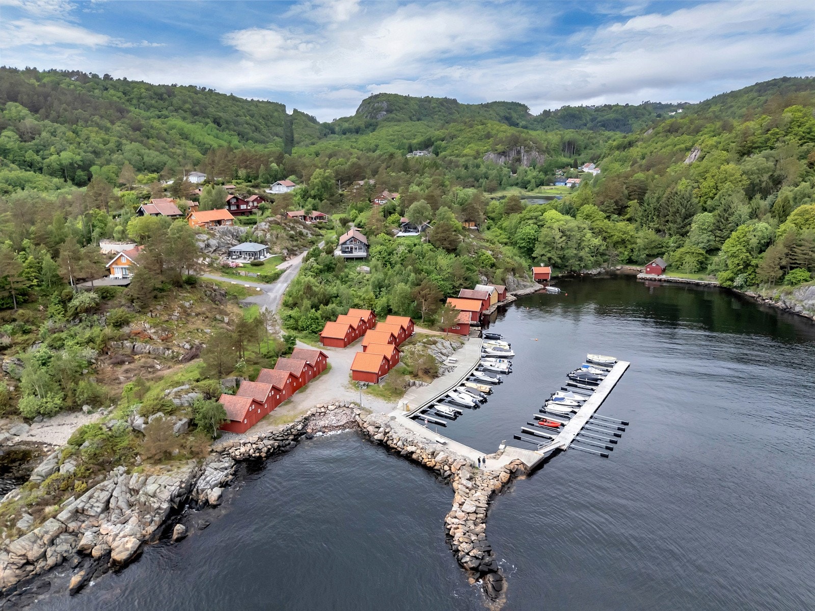 Hytten har egen sjøbu og båtplass i flott felles, opparbeidet bryggeanlegg bare en liten spasertur fra hytten. Galleribilde