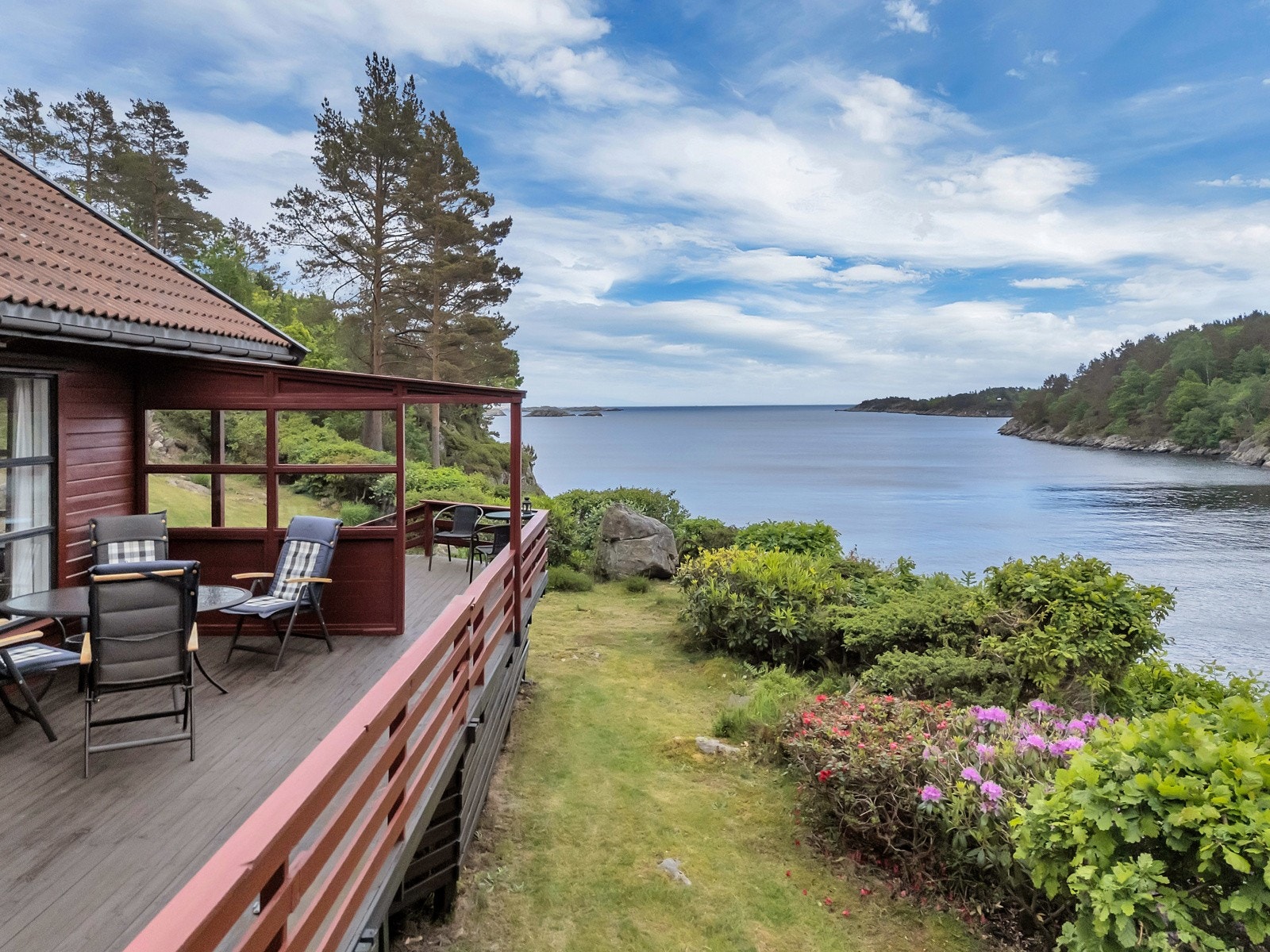 Utsikten er helt fantastisk mot skjærgården med svaberg og holmer. Galleribilde