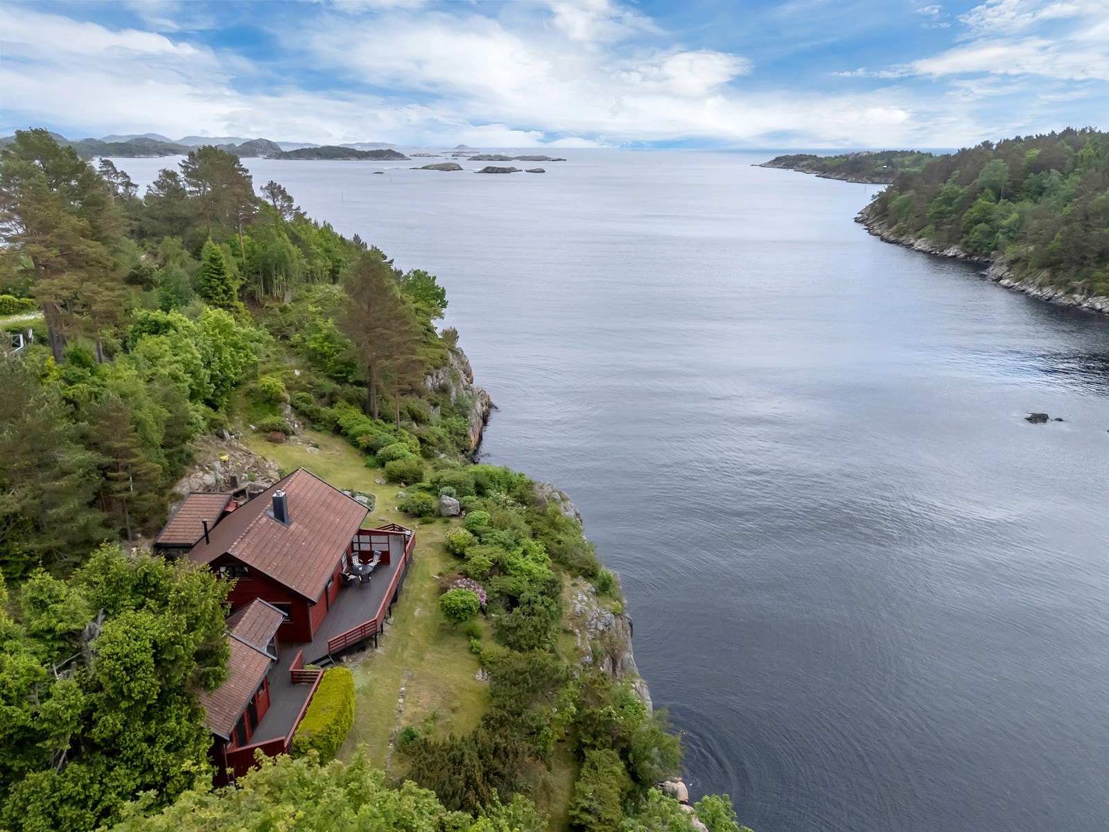 Fra hytten kan man nyte synet av skjærgård og kystlandskap i all sin prakt så lang øyet kan se. Galleribilde