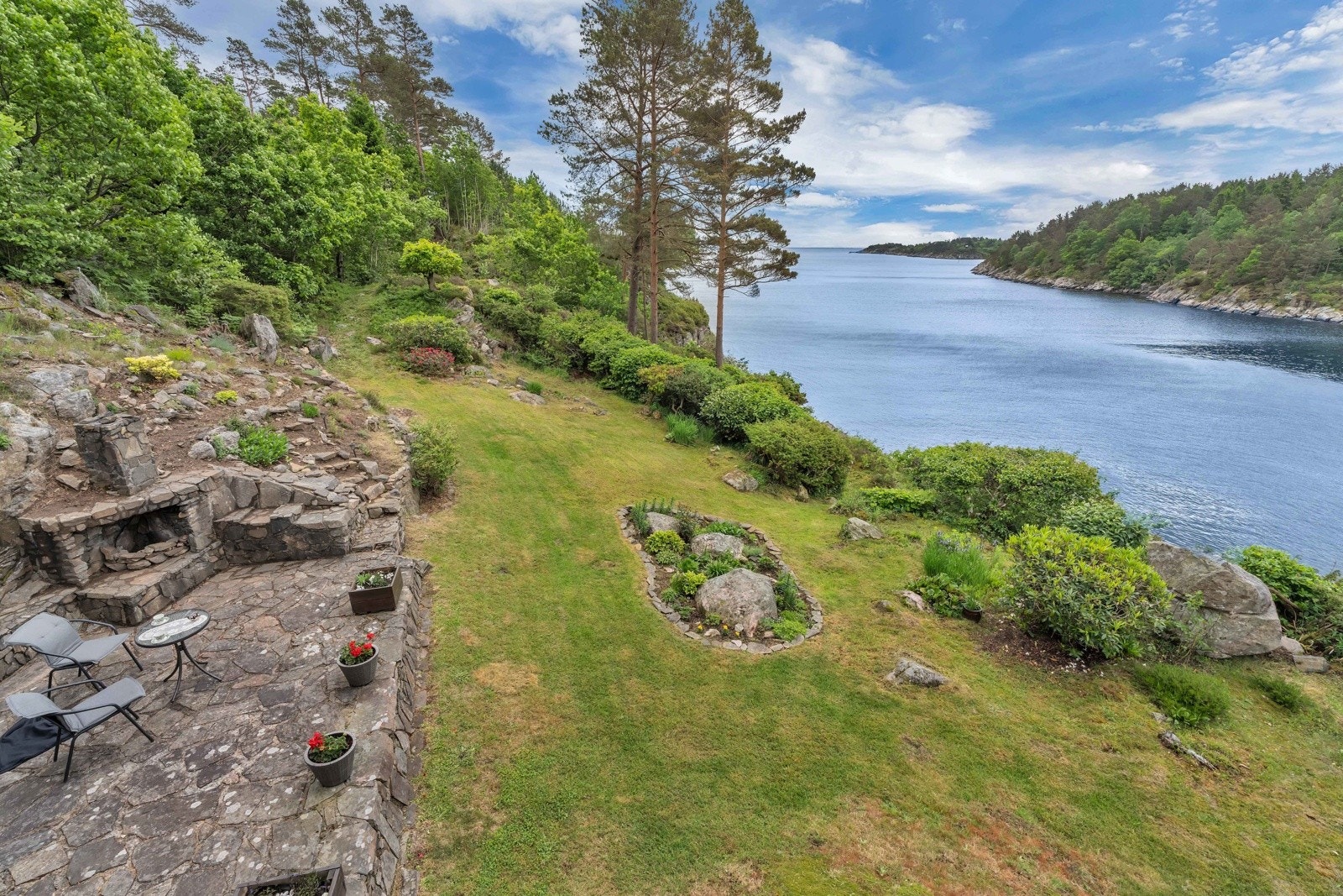 Flott platting i naturstein med peis hvor sene sommerkvelder kan nytes. Galleribilde