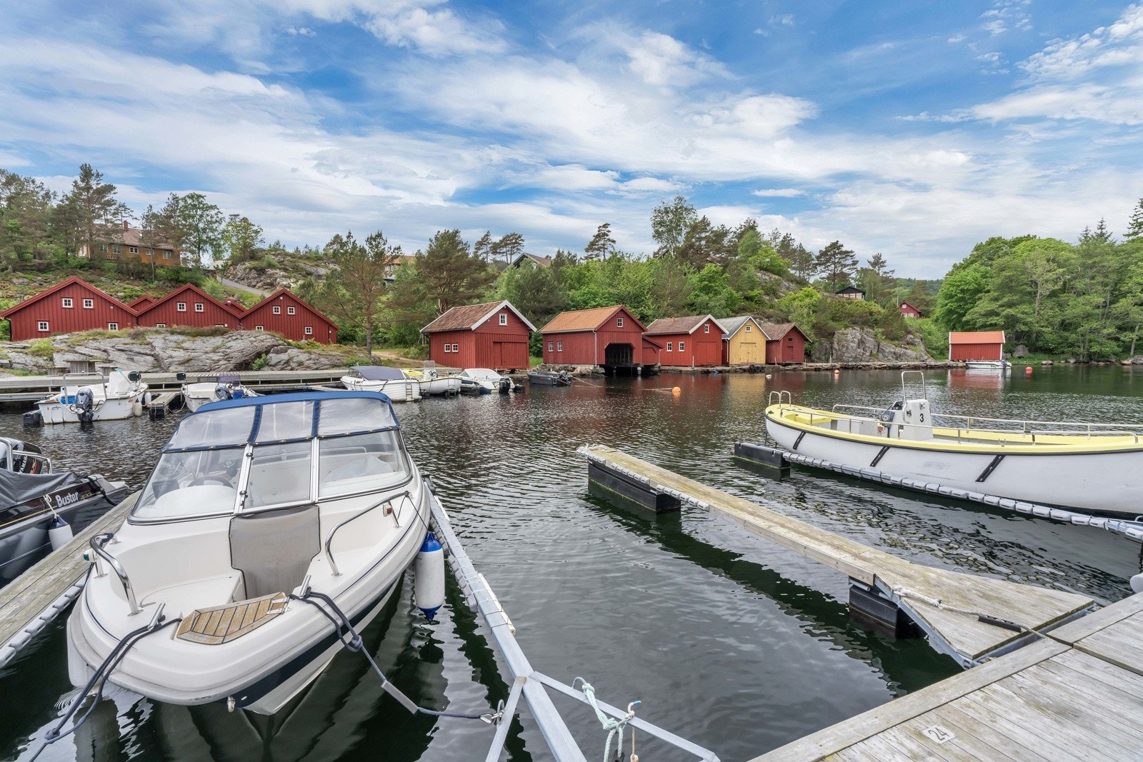 Flott, felles bryggeanlegg med egen båtplass. Galleribilde