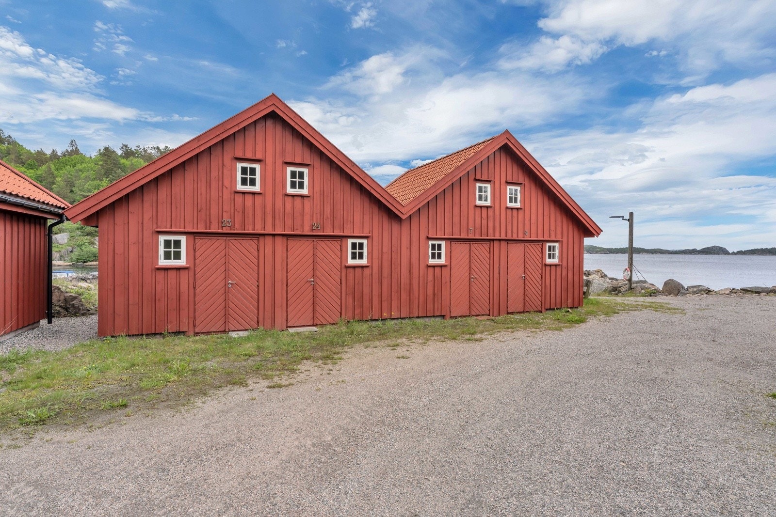 Til hytten følger det med sjøbu i fellesrekke. Galleribilde