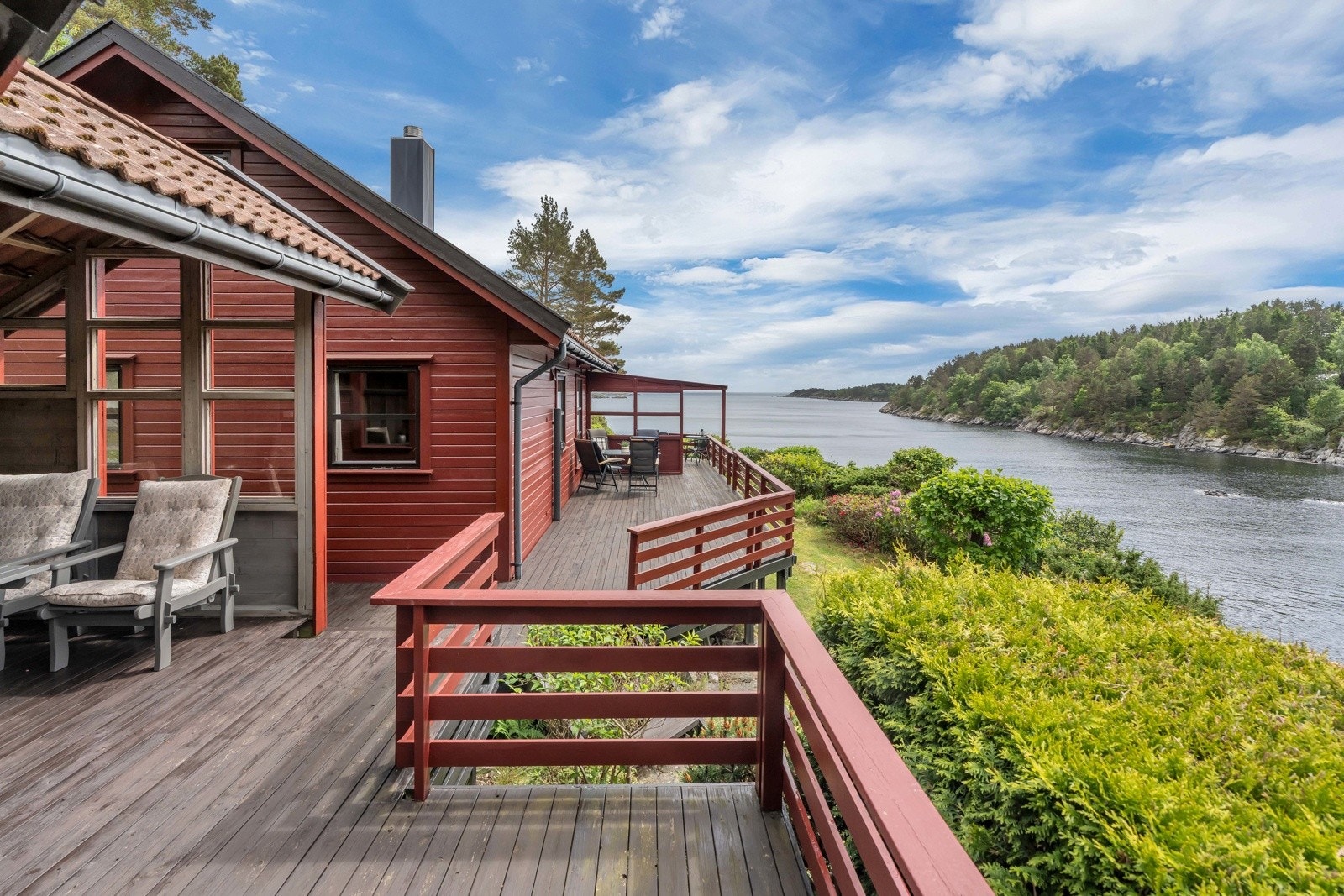 Stor, solrik terrasse med flere sittesoner og havutsikt. Galleribilde
