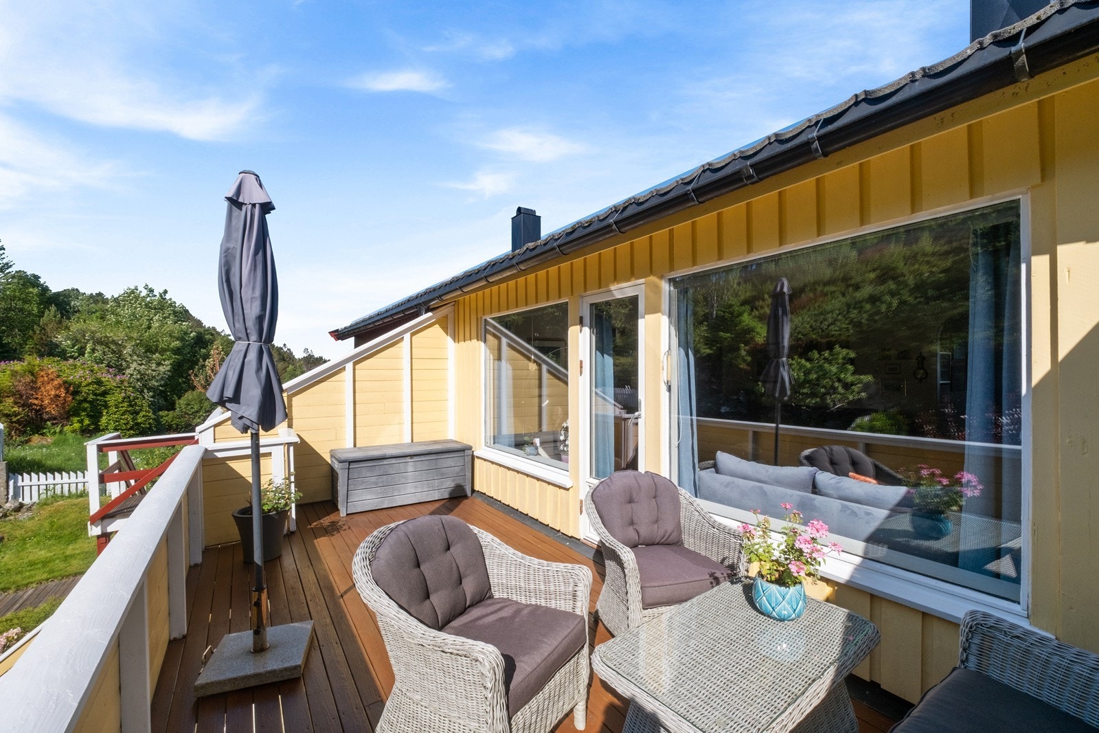 Boligen har flere uteplasser, og man har alle muligheter til å nyte sommersolen når den viser seg! Galleribilde