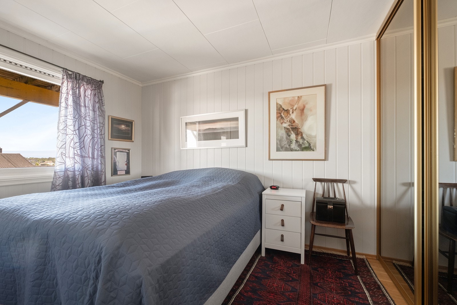 Hovedsoverommet har vindu mot nord og skyvedørsgarderobe med speilfronter Galleribilde