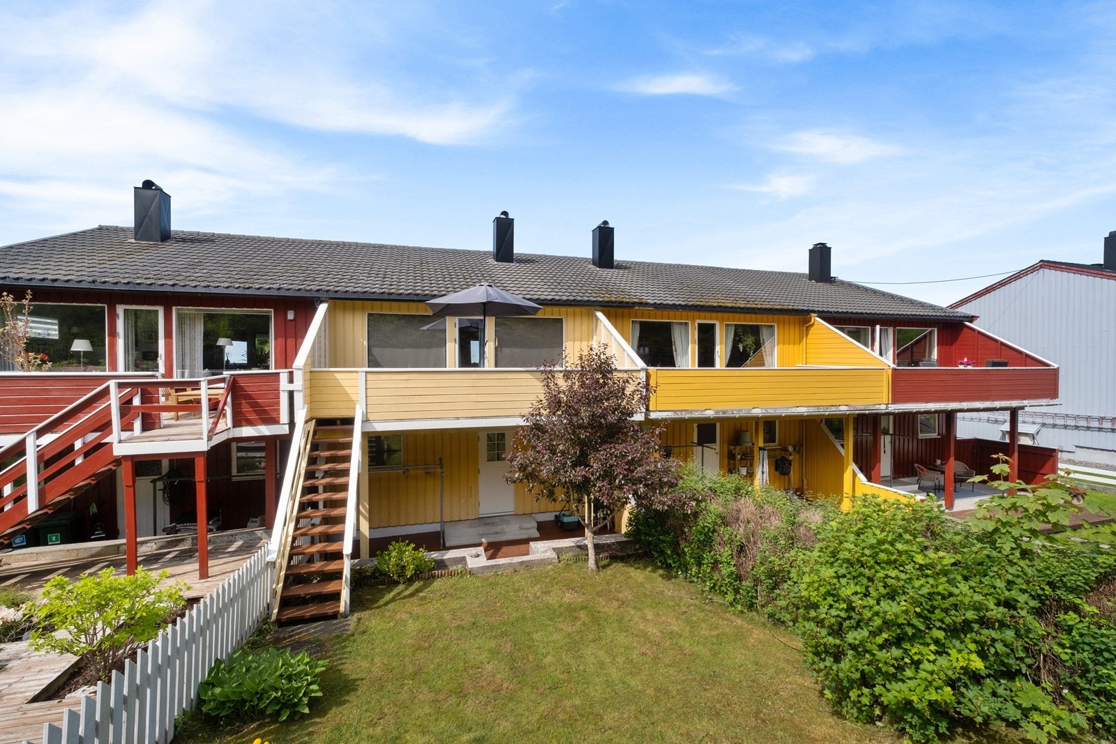 Trapp fra hage og opp til den sørvendte verandaen. Galleribilde