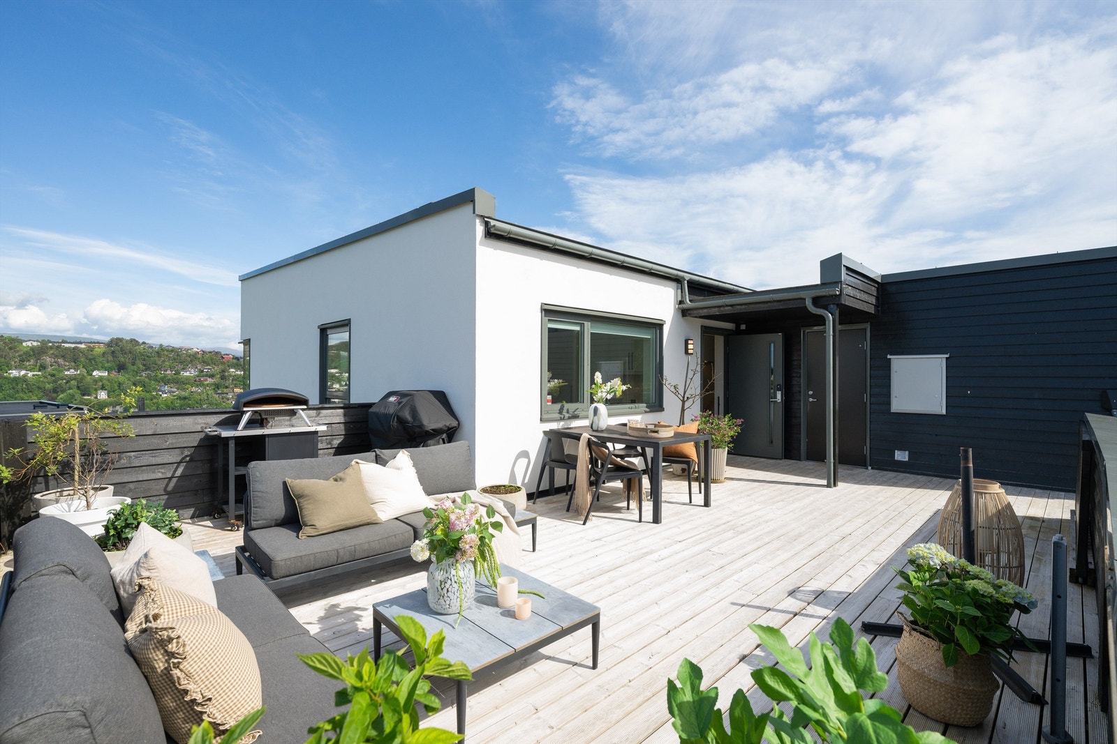 Det er store terrasser både på oppsiden og nedsiden av huset. Det er solrike forhold med sol fra morgen til ca kl 21 kveldstid. Galleribilde