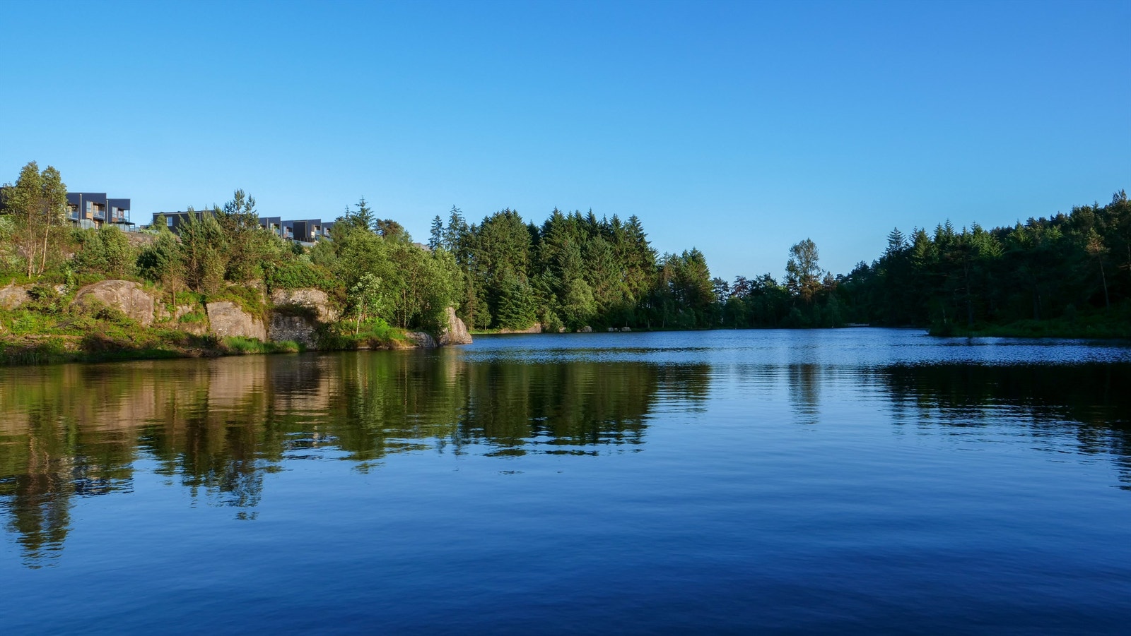 Flotte Knappenvannet ligger like ved boligen og er en populær badeplass på sommeren og en fin plass å stå på skøyter på om vinteren. Galleribilde