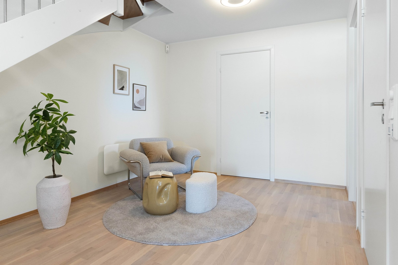 Plassen her nede er romslig og kan fint benyttes på flere måter. Galleribilde