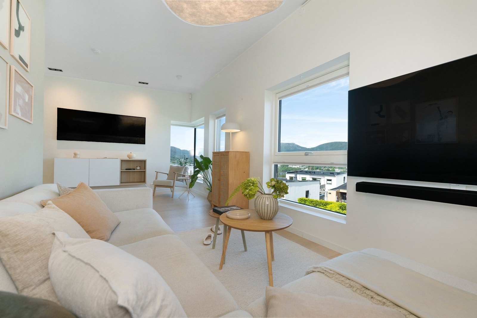 Stue (ved behov for ett ekstra soverom i huset kan denne delen av stuen enkelt føres opp med en lettvegg). Galleribilde