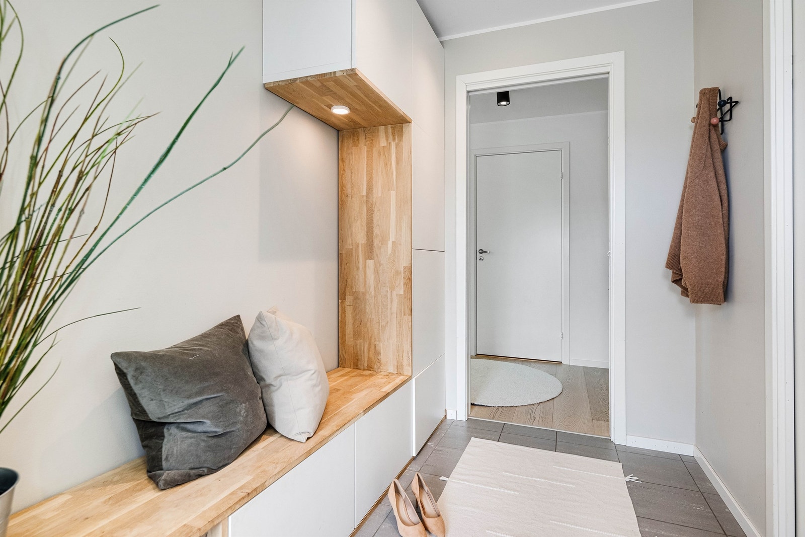 Gangen er romslig, har moderne oppbevaring og det er inndelt til `bod` (som har svært god plass til oppbevaring av yttertøy) med direkte tilkomst fra gangen. Galleribilde