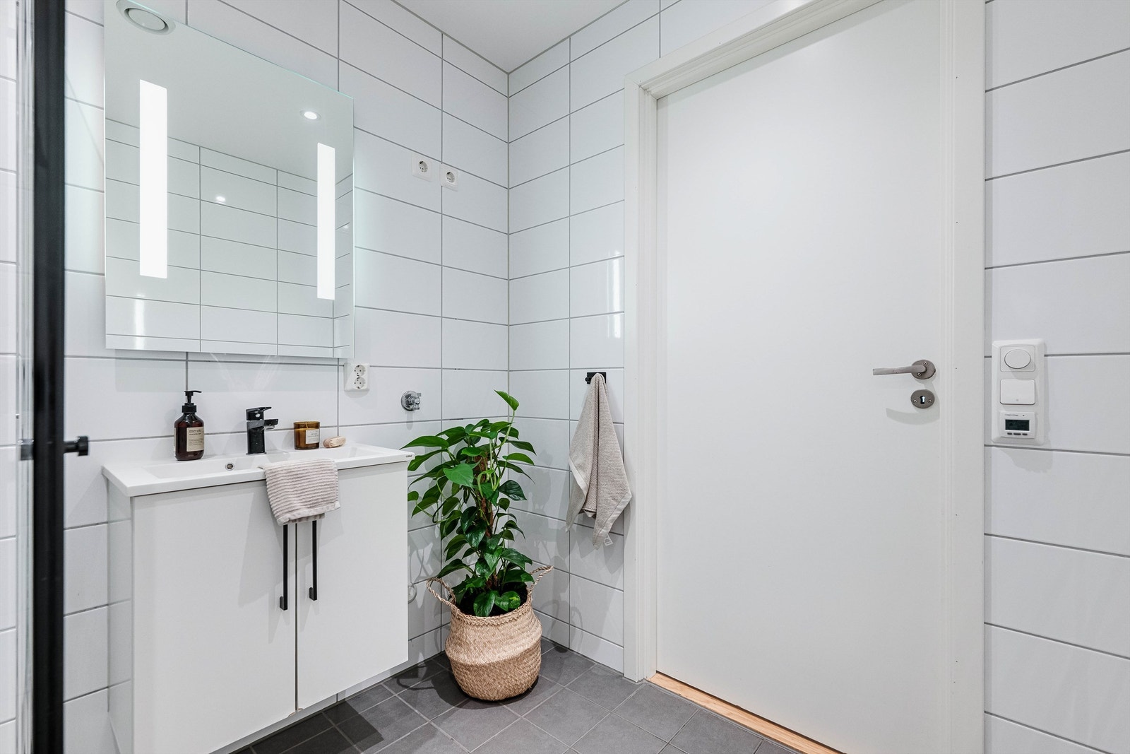 Det er et flott bad i denne etasjen. Boligen har for øvrig bad i hver etasje. Galleribilde
