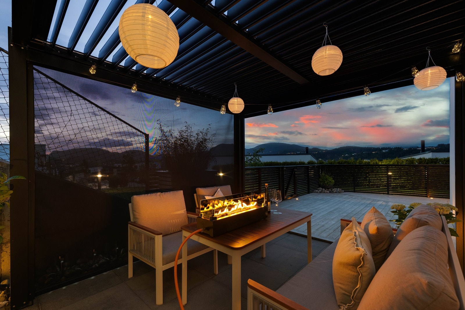 Terrassen nede er vel så flott med god plass og flott pergola. Galleribilde