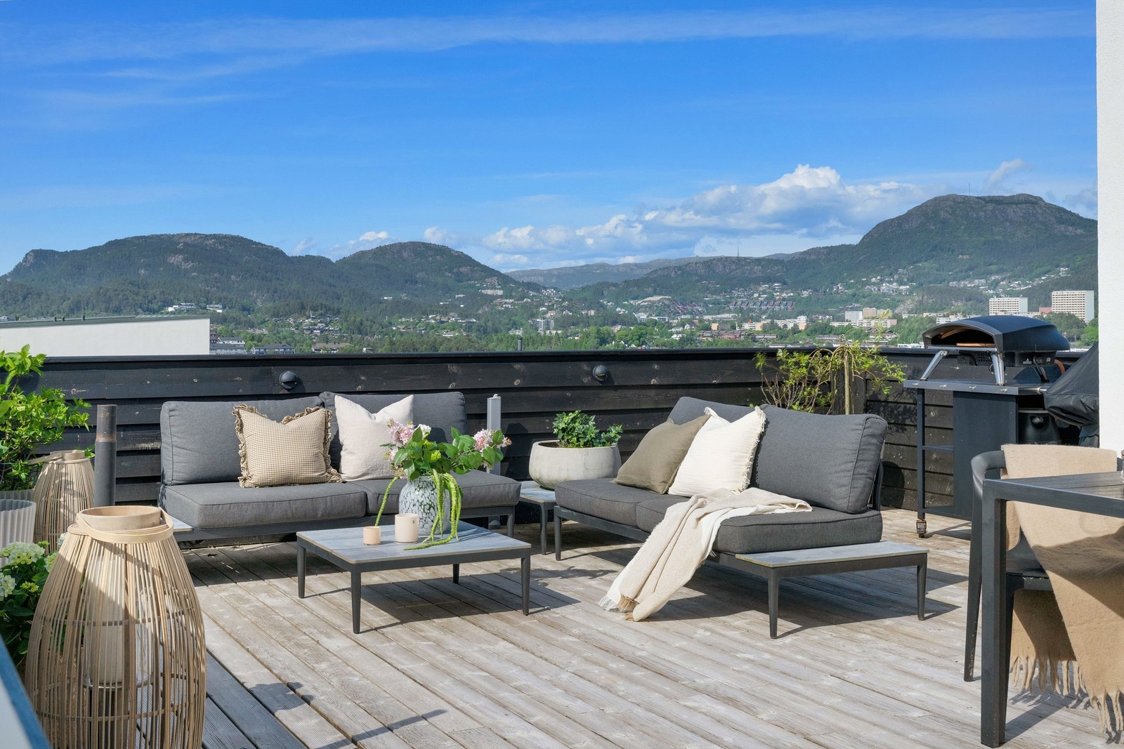 Huset har en svært flott beliggenhet med utsikt over `hele` Fyllingsdalen og mot Bønes og Søreide. Galleribilde