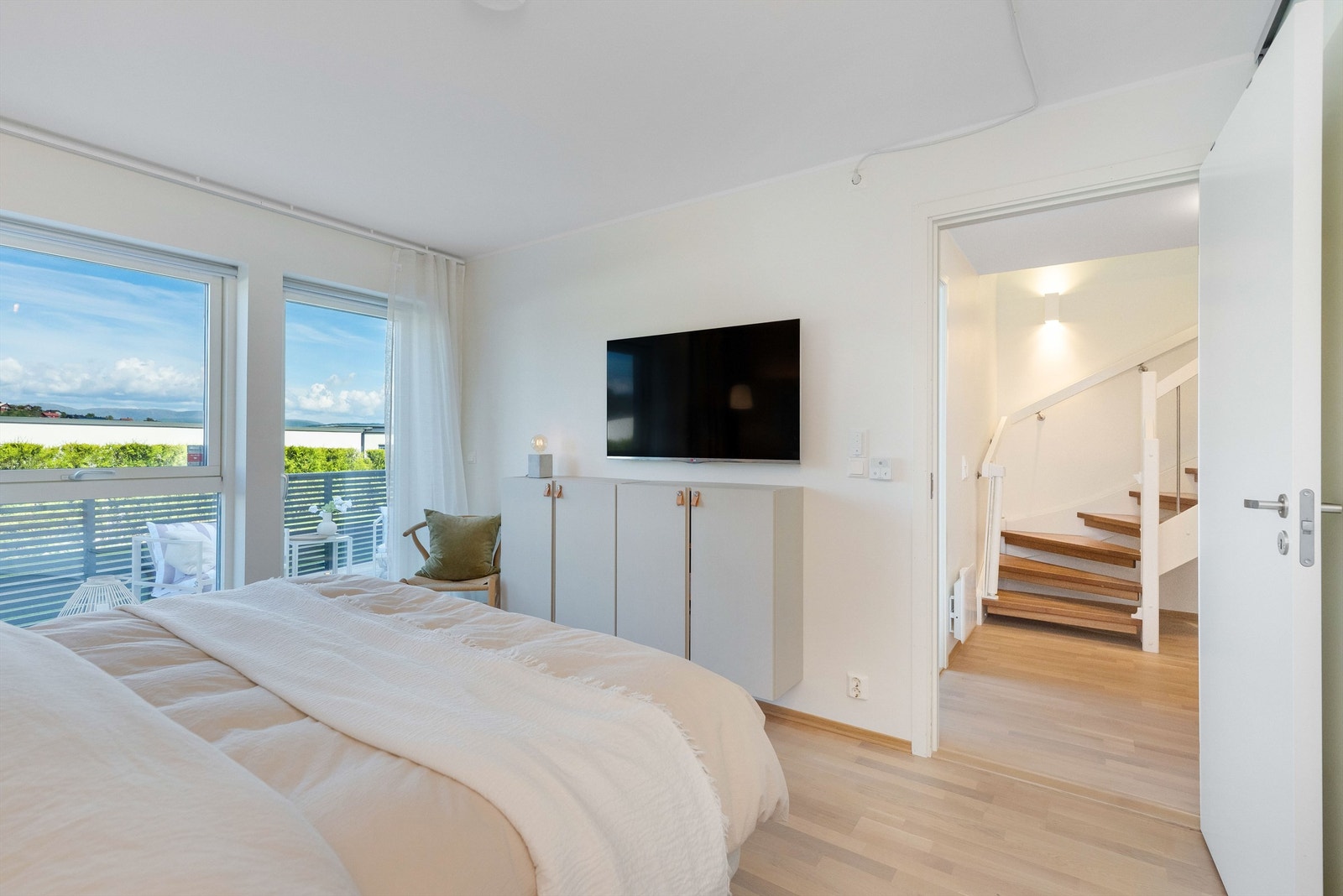 Det er tilkomst til terrassen ned fra dette rommet. Galleribilde