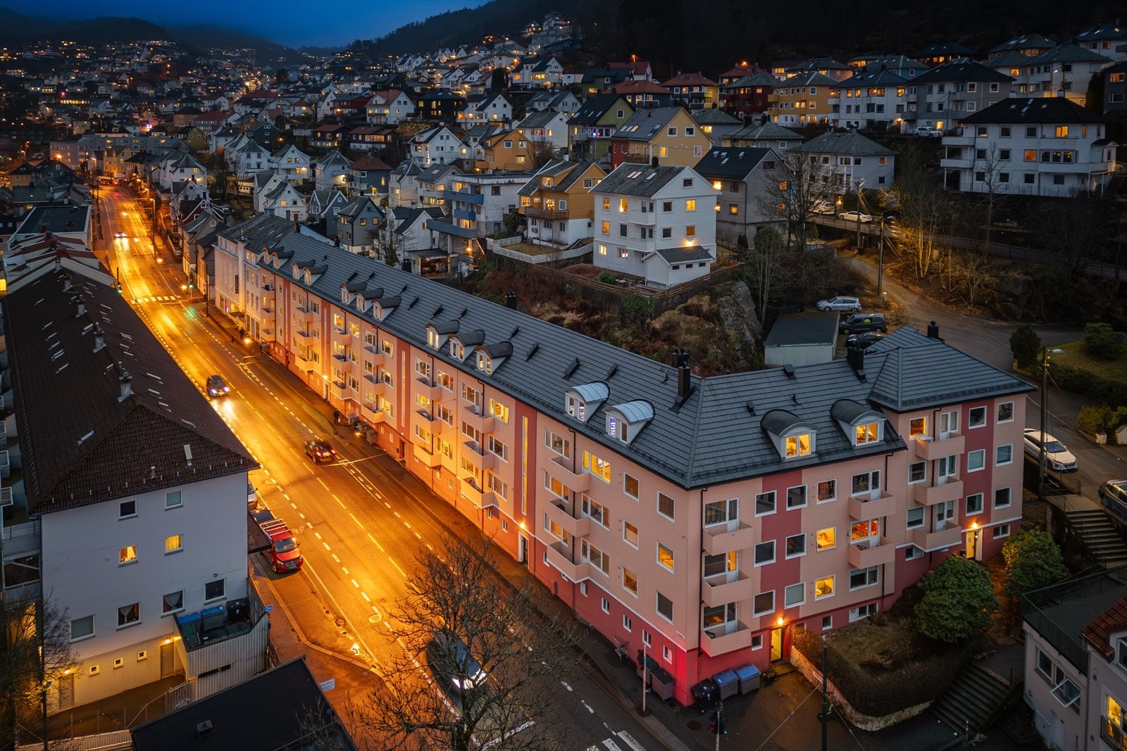 Fra leiligheten er det kun få minutters spasertur til Laksevåg senter. Du finner også dagligvarebutikker, bensinstasjon og treningssentre i umiddelbar nærhet. Galleribilde