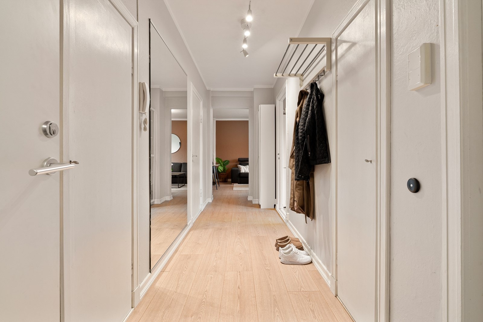 Velkommen inn! I leiligheten blir du møtt av en lys og luftig entre, med god plass til å henge fra seg yttertøy. Galleribilde
