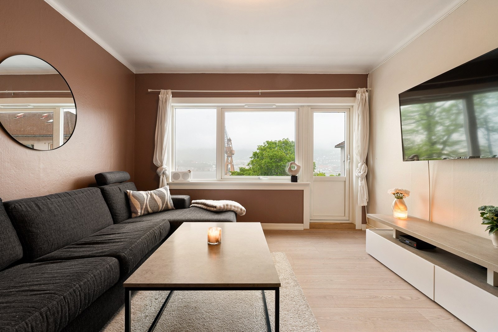 Stuen har svært gode møbleringsmuligheter med naturlige soner for både sofagruppe og spiseplass. Galleribilde