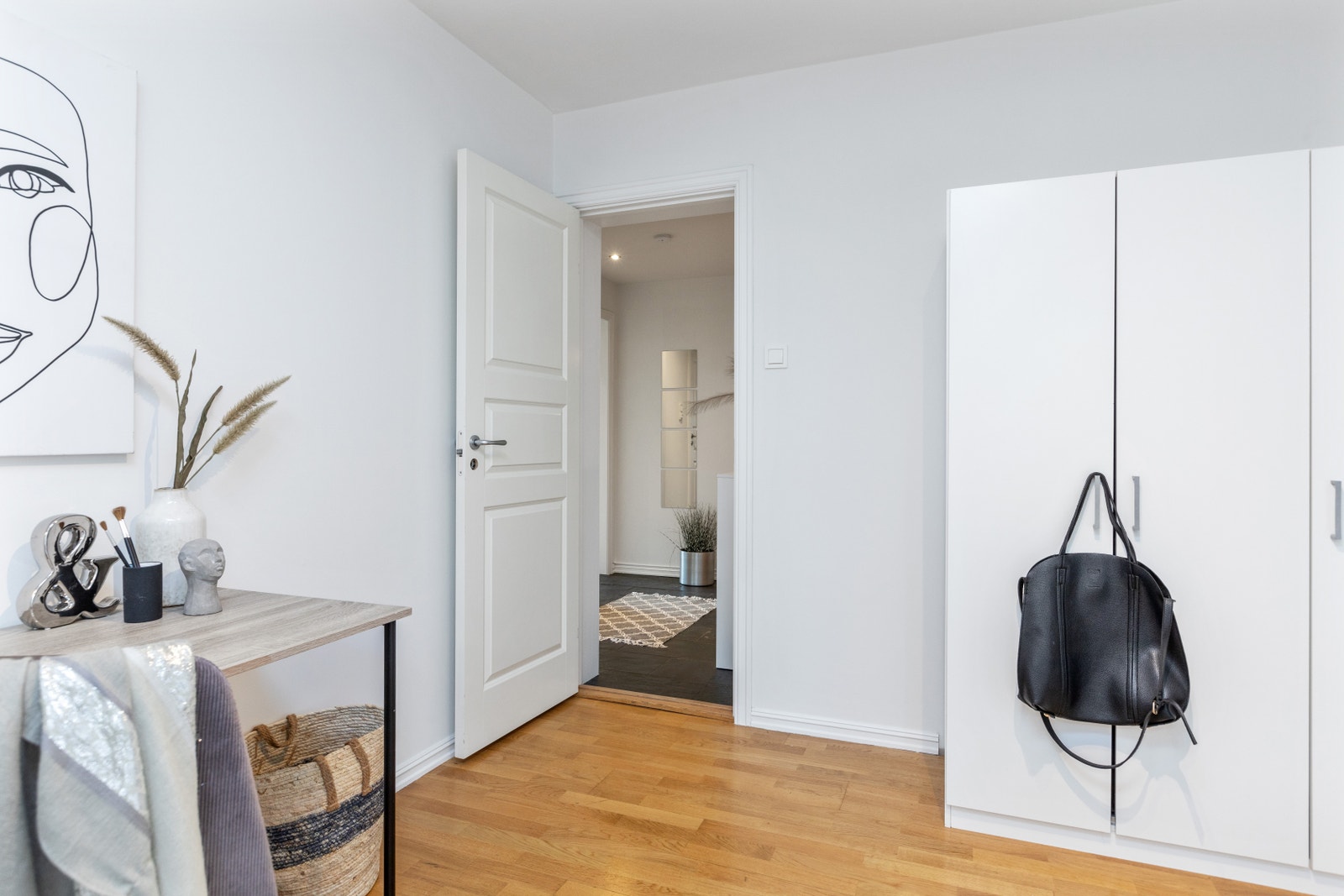 Hovedsoverom med garderobe og bord Galleribilde