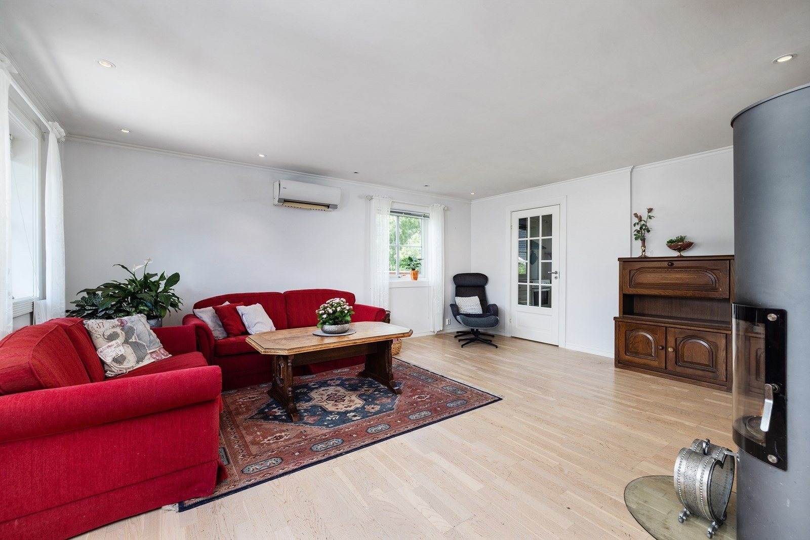 Malte, glatte flater på vegger og tak, og downlights i himlingen gir et rent uttrykk. Galleribilde
