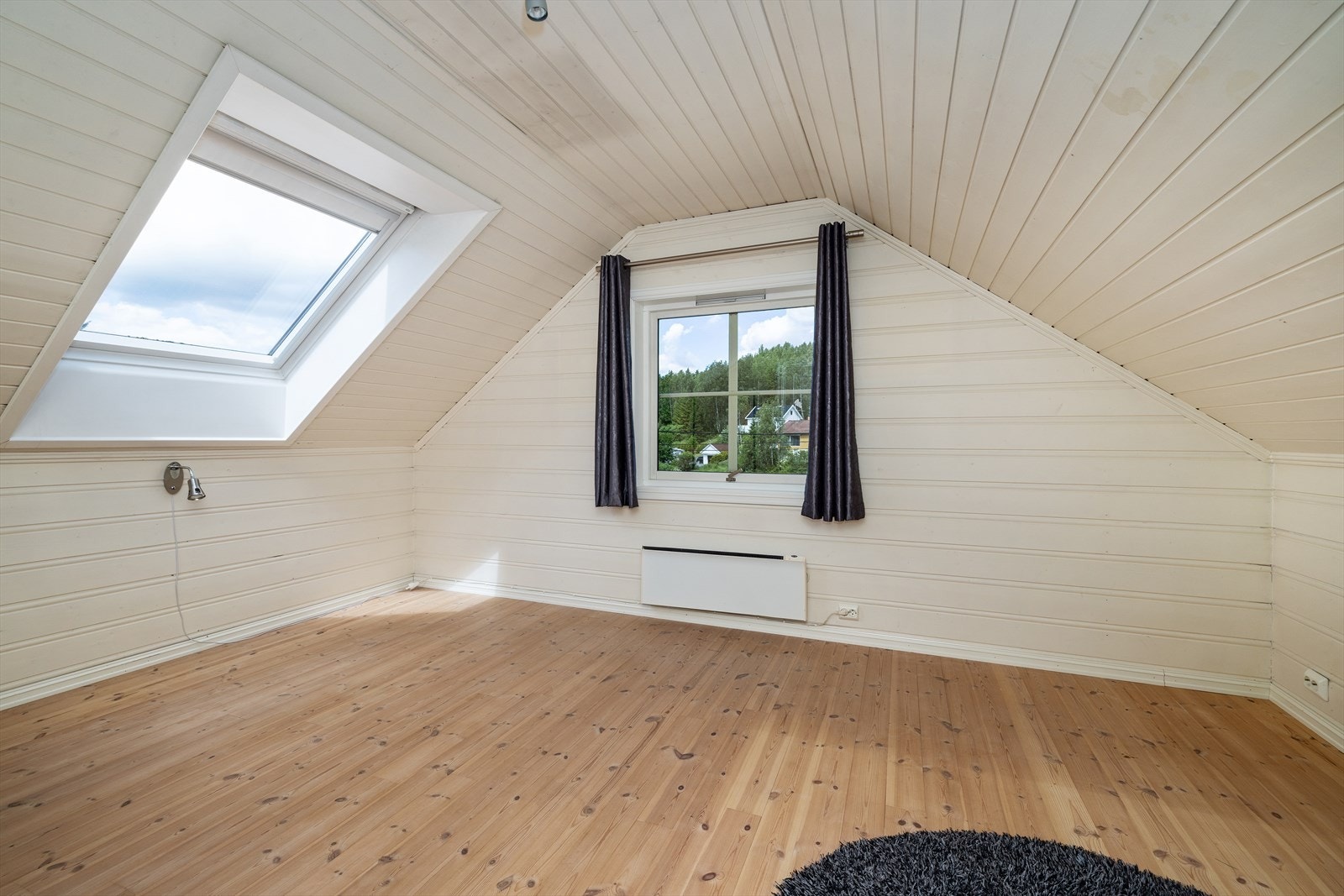 Et stort takvindu fra Velux med innvendig solskjerming gir godt med lys. Galleribilde