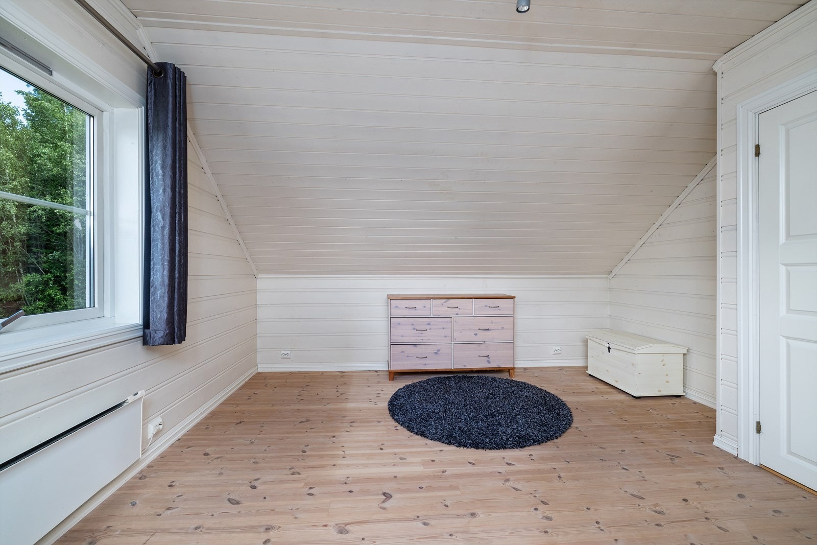 Det ene soverommet på loftet har panel på vegger og tregulv. Galleribilde