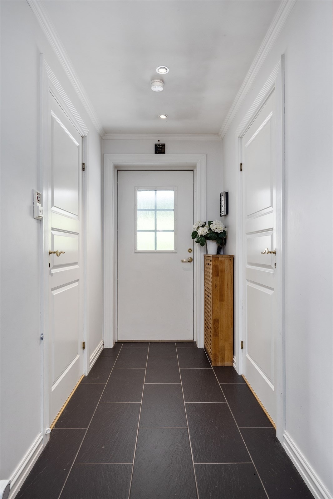 Ytterdøren har 3-lags isolerglass, og de innvendige dørene er formpressede og profilerte. Galleribilde