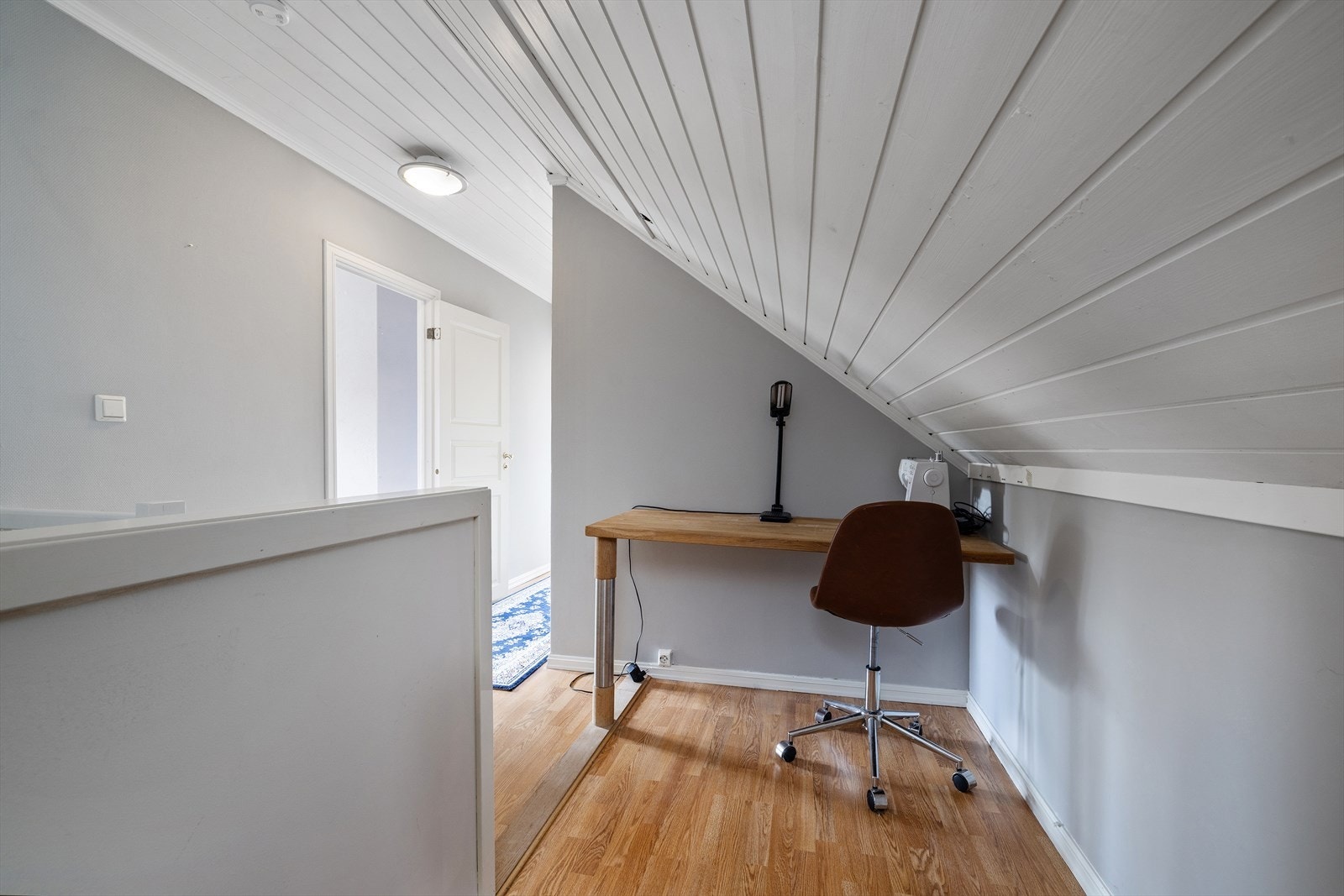 Gangen i loftsetasjen har plass til en liten arbeidsplass eller oppbevaring. Galleribilde