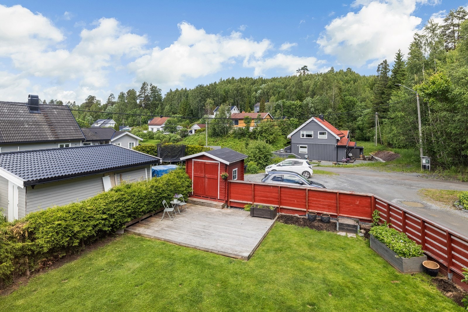 Boligen ligger i et etablert og rolig boligområde, hovedsakelig bestående av eneboliger. Galleribilde