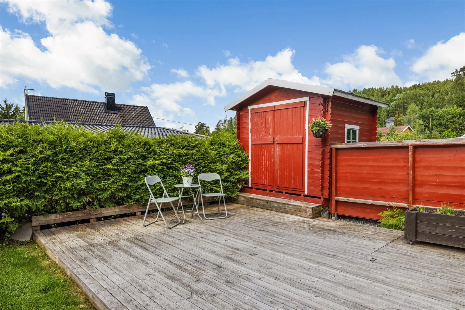 Uteplassen ved bodbygget gir en ekstra, usjenert sone for avslapning i hagen. Galleribilde