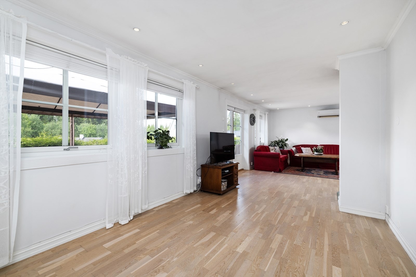 Store vindusflater med 2-lags isolerglass slipper inn rikelig med dagslys. Galleribilde