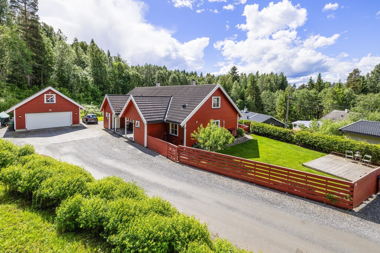 En halvpart av en vertikaldelt tomannsbolig fra 2000, med en innholdsrik planløsning over to etasjer og en pent opparbeidet hage (garasjen er naboens). Foto: Normann Foto AS v/Morten Normann Larsen Galleribilde