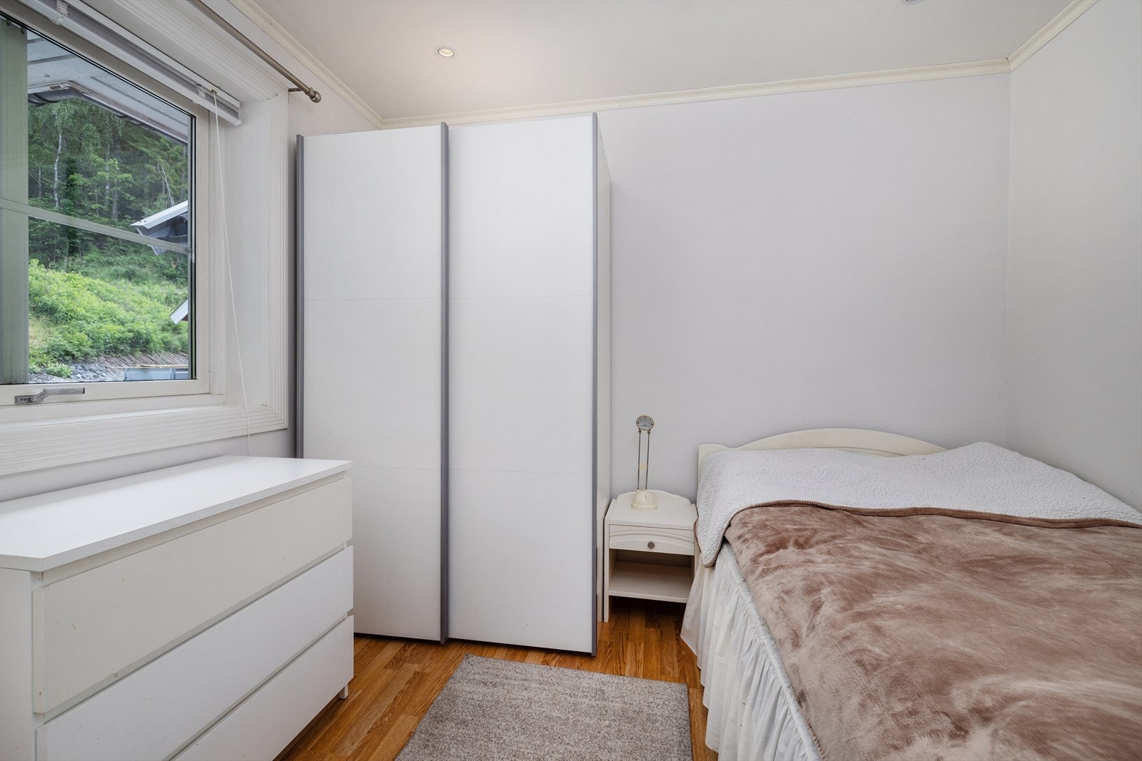 Praktisk soverom i første etasje med downlights i himlingen. Galleribilde